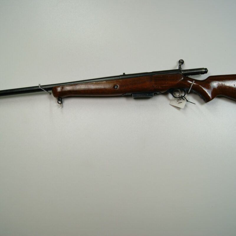Strzelba pojedynka Mossberg z zamkiem czterotaktowym kaliber 12/70. Broń używana.