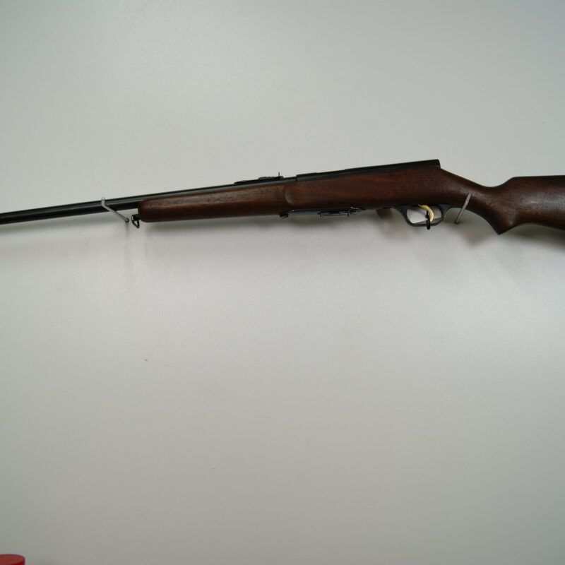 Karabinek sportowy bocznego zapłonu Savage 4M kaliber 22wmr. Broń używana.