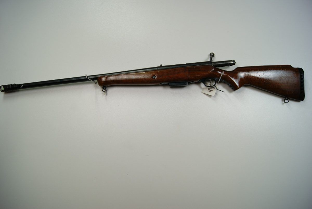 Strzelba pojedynka Mossberg z zamkiem czterotaktowym kaliber 12/70. Broń używana.